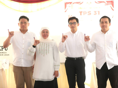 Didampingi Ketiga Putranya, Khofifah Gunakan Hak Pilih di TPS 31 Wonocolo