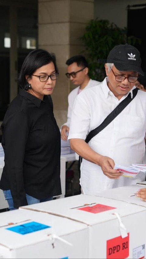 Wearing a black shirt, here's the trick of the Minister of Finance, Sri Mulyani, posing with fingers dipped in ink for the 2024 Election.