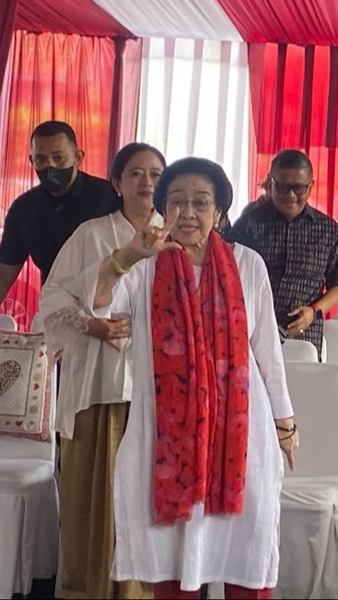 Megawati Pamer Pose Salam Metal usai Mencoblos, Minta Rakyat Pilih dengan Hati Nurani