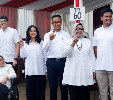 Calon presiden nomor urut 1, Anies Baswedan menunjukkan tinta pada jari telunjuknya seusai melakukan pencoblosan saat pemungutan suara Pemilu 2024 di TPS 60, kawasan Cilandak, Jakarta Selatan, Rabu (14/2/2024). Foto: Merdeka.com / Nanda F. Ibrahim