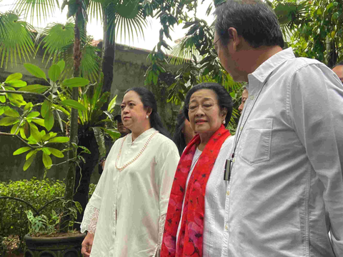 Megawati Pamer Pose 'Salam Metal' usai Mencoblos, Minta Rakyat Pilih dengan Hati Nurani