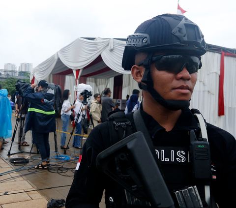 FOTO: Pasukan Brimob Bersenjata Lengkap Jaga Ketat TPS Tempat Anies Mencoblos