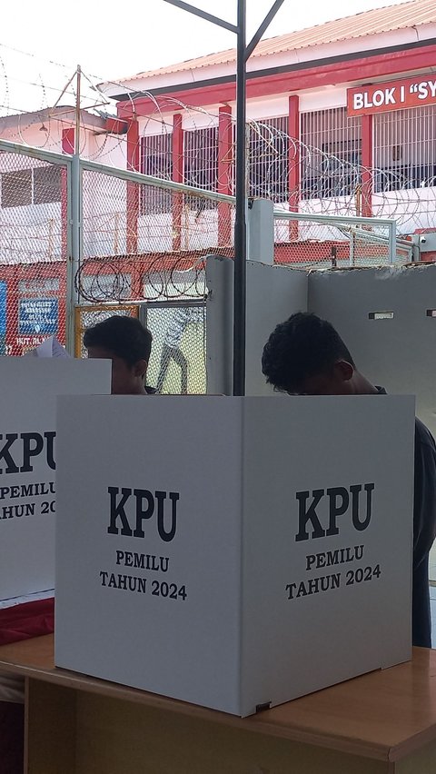 Carut Marut Pelaksanaan Pemilu di Makassar: Logistik Terlambat ke TPS hingga Kotak Suara Tak Tersegel