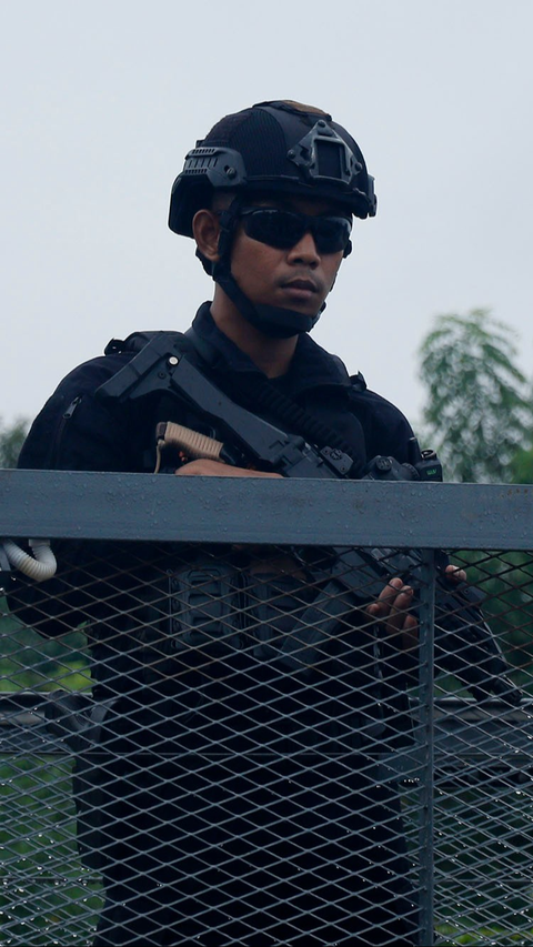 Pasukan Brimob bersenjata lengkap saat memantau keamanan aktivitas pencoblosan di TPS 60. Foto: merdeka.com / Nanda F. Ibrahim