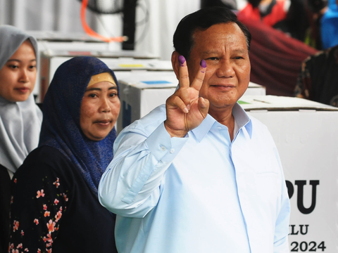 FOTO: Pose Prabowo dengan Tinta Dua Jari Usai Mencoblos di TPS 033 Bojong Koneng