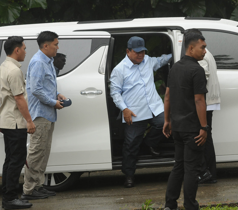 FOTO: Pose Prabowo dengan Tinta Dua Jari Usai Mencoblos di TPS 033 Bojong Koneng