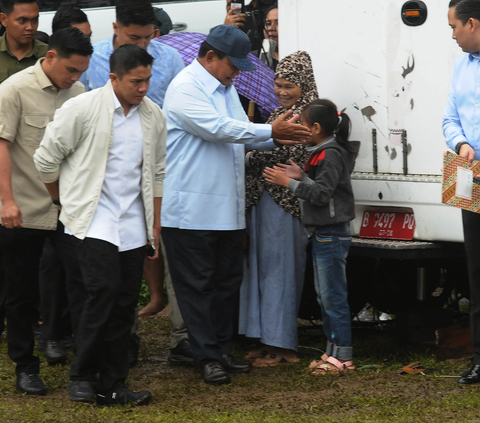 FOTO: Pose Prabowo dengan Tinta Dua Jari Usai Mencoblos di TPS 033 Bojong Koneng