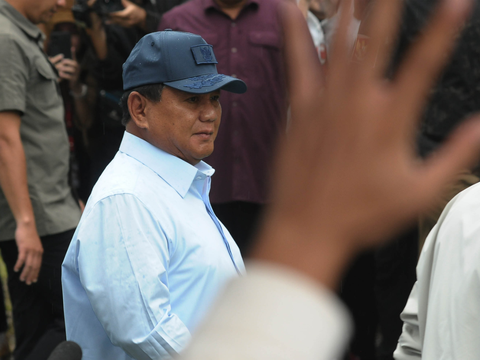 FOTO: Pose Prabowo dengan Tinta Dua Jari Usai Mencoblos di TPS 033 Bojong Koneng