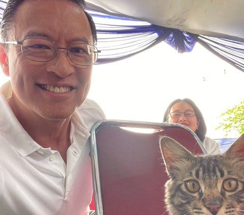 Tom Lembong Followed by a Tabby Cat, Even Followed to the Polling Station and Took a Selfie