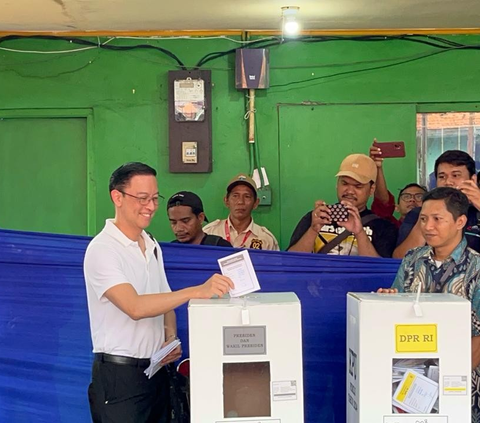 Tom Lembong Followed by a Tabby Cat, Even Followed to the Polling Station and Took a Selfie