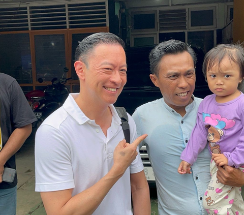 Tom Lembong Followed by a Tabby Cat, Even Followed to the Polling Station and Took a Selfie