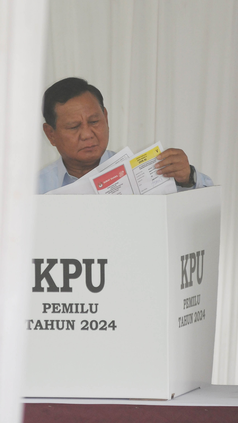 Sampai akhirnya Prabowo berada di bilik suara untuk melakukan hak pilihnya. Foto: Merdeka.com / Imam Buhori