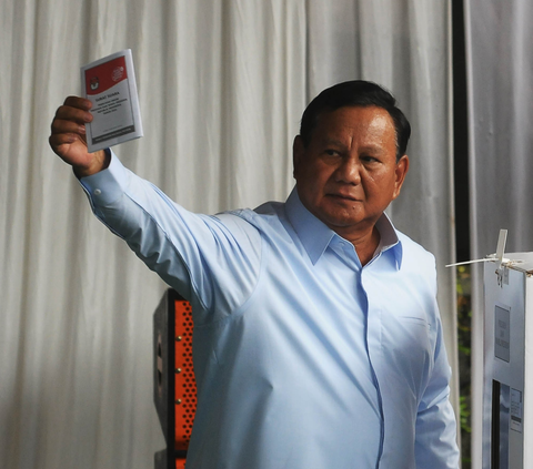Hingga pada akhirnya Prabowo memperlihatkan salah satu surat suara yang akan siap dimasukkan ke dalam kotak suara. Foto: Merdeka.com / Imam Buhori