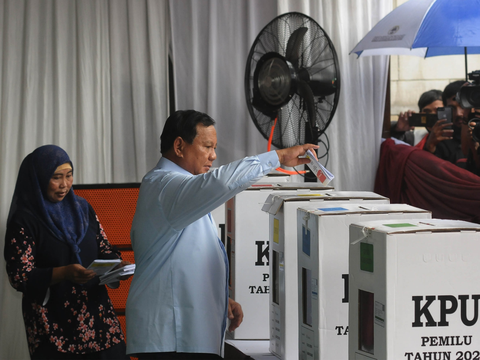 FOTO: Pose Prabowo dengan Tinta Dua Jari Usai Mencoblos di TPS 033 Bojong Koneng