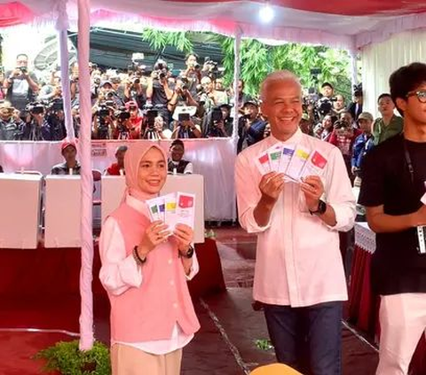 Calon Presiden (Capres) nomor Urut 3, Ganjar Pranowo mengaku mengikuti pesan Presiden Joko Widodo (Jokowi) untuk memilih Capres berambut putih.