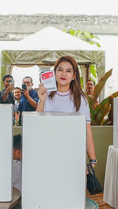 Portrait of the First Lady's Chosen Outfits, Kahiyang and Selvi Ananda When Voting