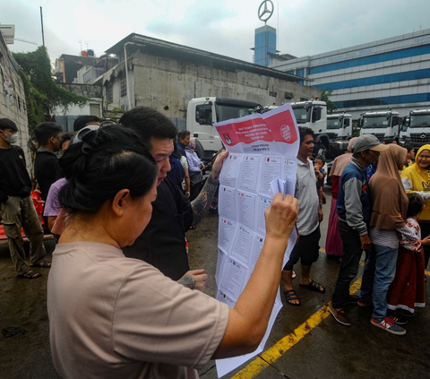 Dengan memanfaatkan pos satpam sebagai TPS darurat, diharapkan warga tetap dapat menggunakan hak suara mereka. Foto: merdeka.com / Arie Basuki