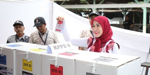 Tampil Bak Ibu Sosialita, ini Potret Venna Melinda saat Datang ke TPS Bersama Sang Anak untuk Nyoblos