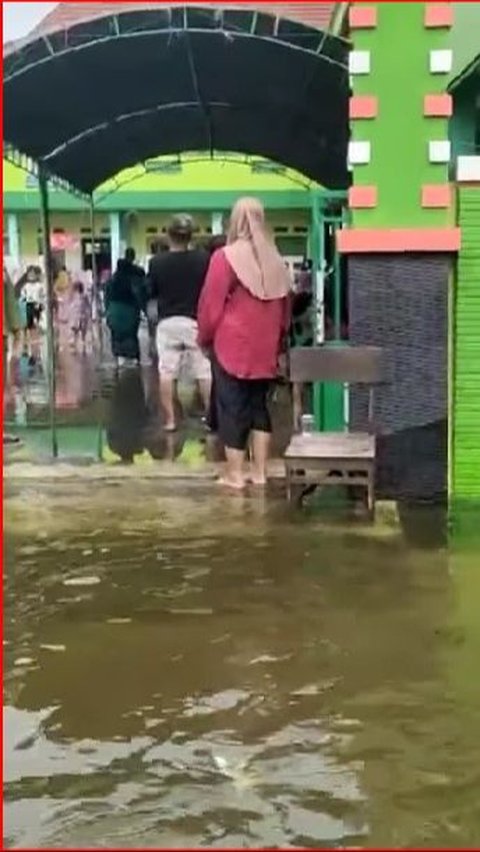 Momen Suasana Pemilu 2024 di Lokasi Banjir Besar Demak, Warga Tetap Bersemangat Datang ke TPS