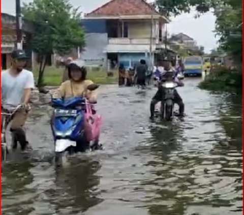 Momen Suasana Pemilu 2024 di Lokasi Banjir Besar Demak, Warga Tetap Bersemangat Datang ke TPS