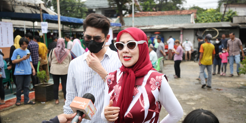 Tampil Bak Ibu Sosialita, ini Potret Venna Melinda saat Datang ke TPS Bersama Sang Anak untuk Nyoblos