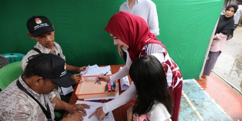 Tampil Bak Ibu Sosialita, ini Potret Venna Melinda saat Datang ke TPS Bersama Sang Anak untuk Nyoblos