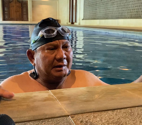Menteri Pertahanan ini merasa nyaman saat berenang. Ketika berenang, ia bisa merenung di air.