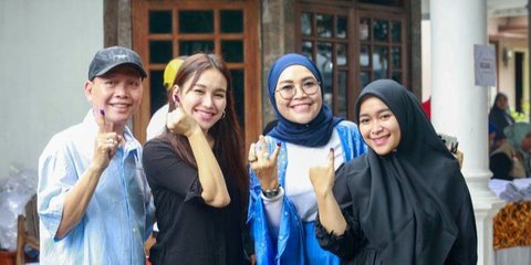 8 Foto Ayu Ting Ting dan Keluarga saat Datang ke TPS untuk Nyoblos: Kami Kompak Satu Pilihan Semua