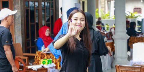 8 Foto Ayu Ting Ting dan Keluarga saat Datang ke TPS untuk Nyoblos: Kami Kompak Satu Pilihan Semua