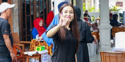 8 Foto Ayu Ting Ting dan Keluarga saat Datang ke TPS untuk Nyoblos: Kami Kompak Satu Pilihan Semua