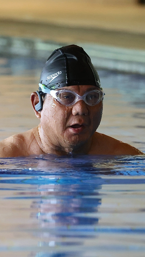 Confident of Winning One Round, Prabowo Relaxes by Swimming After Voting.