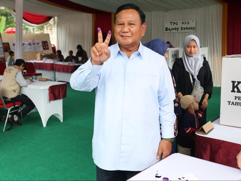 Confident of Winning in One Round, Prabowo Relaxes by Swimming After Voting