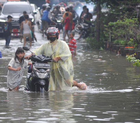 FOTO: Banjir Genangi Kawasan Jalan Daan Mogot, Sejumlah Kendaraan Roda Dua Mogok