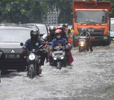 Banjir yang terjadi akibat luapan kali Sekretaris ini telah menyebabkan kemacetan lalu lintas. <br><br>Kendaraan terpaksa memperlambat lajunya ketika melintasi jalan tersebut. Foto: merdeka.com / Arie Basuki