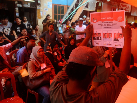 FOTO: Melihat Proses Penghitungan Suara Pemilu 2024 di TPS 56 Tanah Abang yang Didominasi Pemilih 01