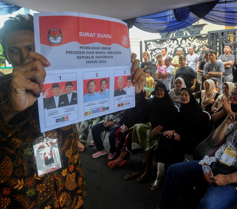 FOTO: Melihat Proses Penghitungan Suara Pemilu 2024 di TPS 56 Tanah Abang yang Didominasi Pemilih 01