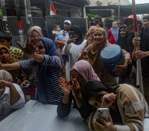 Antusiasme warga tampak meriah saat menyaksikan proses penghitungan suara di TPS tersebut yang  didominasi para pemilih 01. Foto: merdeka.com / arie basuki