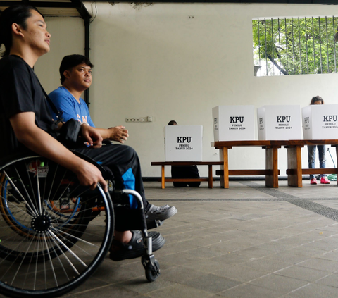 FOTO: Antusiasme Penyandang Difabel Gunakan Hak Pilih di Pemilu 2024, Nyoblos di Atas Kursi Roda