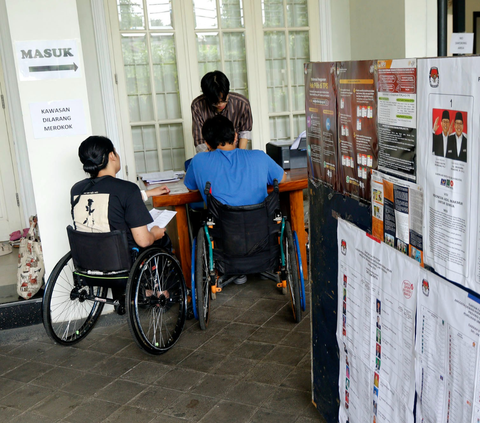 Sejumlah penyandang difabel turut antusias menyambut hari pemungutan suara Pemilu 2024. Dengan menggunakan kursi roda dan kaki palsu, mereka mendatangi TPS untuk menyalurkan hak suaranya. Foto: Merdeka.com / Nanda F. Ibrahim<br>