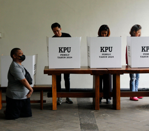 FOTO: Antusiasme Penyandang Difabel Gunakan Hak Pilih di Pemilu 2024, Nyoblos di Atas Kursi Roda