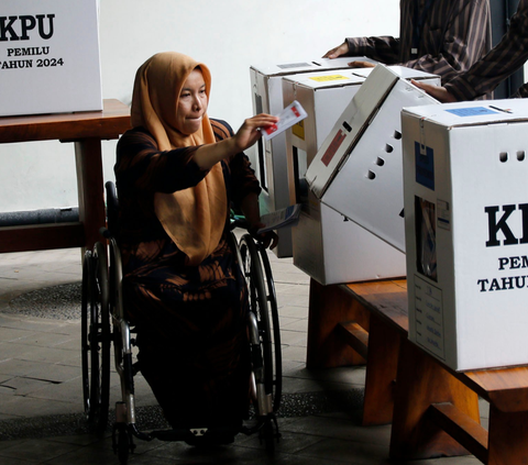 FOTO: Antusiasme Penyandang Difabel Gunakan Hak Pilih di Pemilu 2024, Nyoblos di Atas Kursi Roda