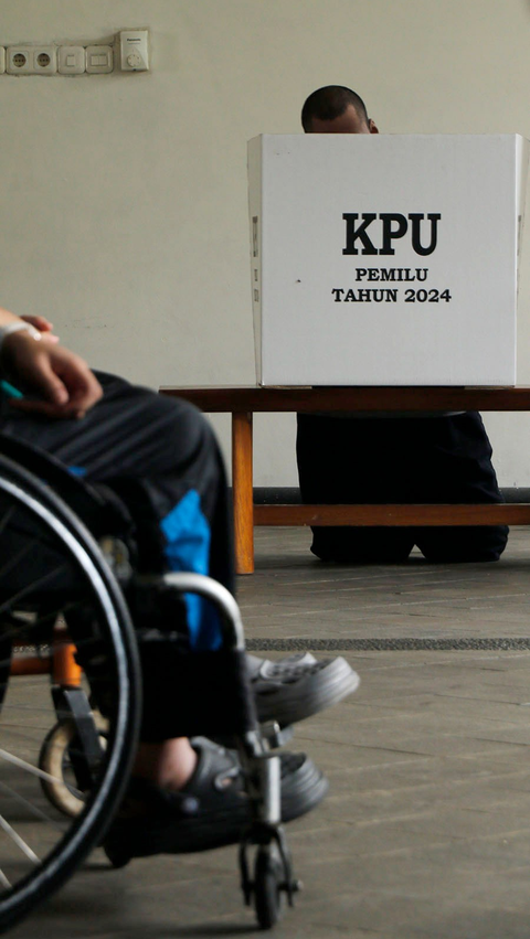 FOTO: Antusiasme Penyandang Difabel Gunakan Hak Pilih di Pemilu 2024, Nyoblos di Atas Kursi Roda<br>