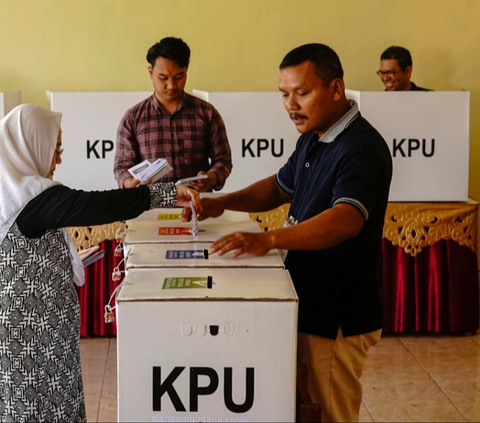 Disusul pasangan Anies Baswedan-Muhaimin Iskandar dengan 23,14 persen suara. Sedangkan Ganjar Pranowo-Mahfud Md diposisi buncit mendapat 17,08 persen suara. 