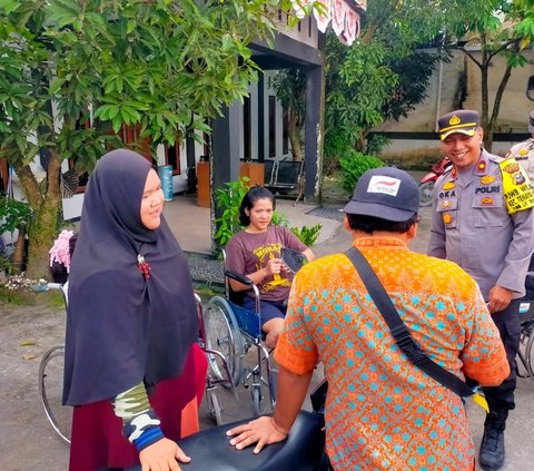 Kapolsek Tenayan Raya Antar Disabilitas ke TPS untuk Nyoblos