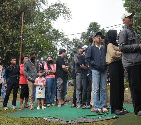 FOTO: Antrean Warga Ikut Pemungutan Suara Pemilu 2024 di TPS Tempat Prabowo Nyoblos