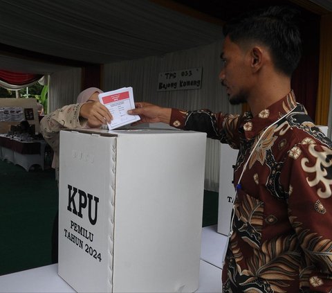 FOTO: Antrean Warga Ikut Pemungutan Suara Pemilu 2024 di TPS Tempat Prabowo Nyoblos