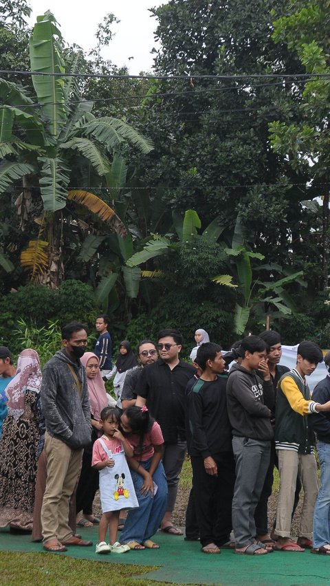 Sejumlah warga mengantre untuk mengikuti pemungutan suara di TPS 033 dan 035 Kampung Curug-Bojong Koneng, Kecamatan Babakan Madang, Kabupaten Bogor, Jawa Barat, Rabu (14/2/2024). Merdeka.com/Imam Buhori