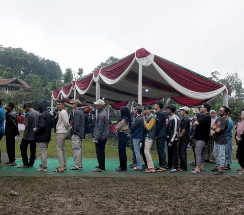Sejumlah warga mengantre untuk mengikuti pemungutan suara di TPS 033 dan 035 Kampung Curug-Bojong  Koneng, Kecamatan Babakan Madang, Kabupaten Bogor, Jawa Barat, Rabu (14/2/2024). Merdeka.com/Imam Buhori<br>