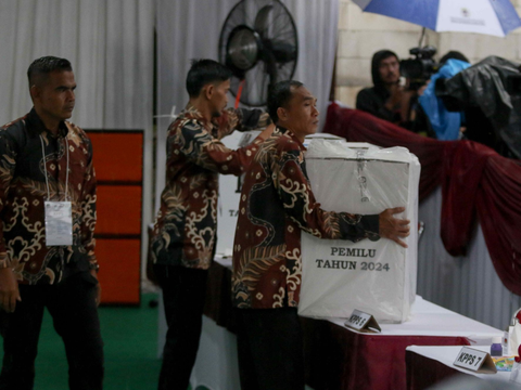 FOTO: Momen Pengerahan Anjing Pelacak K9 di TPS 033 Bojong Koneng, Tempat Prabowo Mencoblos