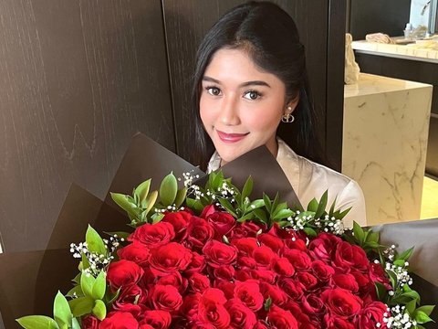Not Forgetting Valentine's Day, Erina Gudono Shows off a Bouquet of Roses from Kaesang on Election Day